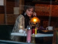 Rosemary's Baby: Julia Garner sedotta dal male nelle prime foto del prequel Apartment 7A