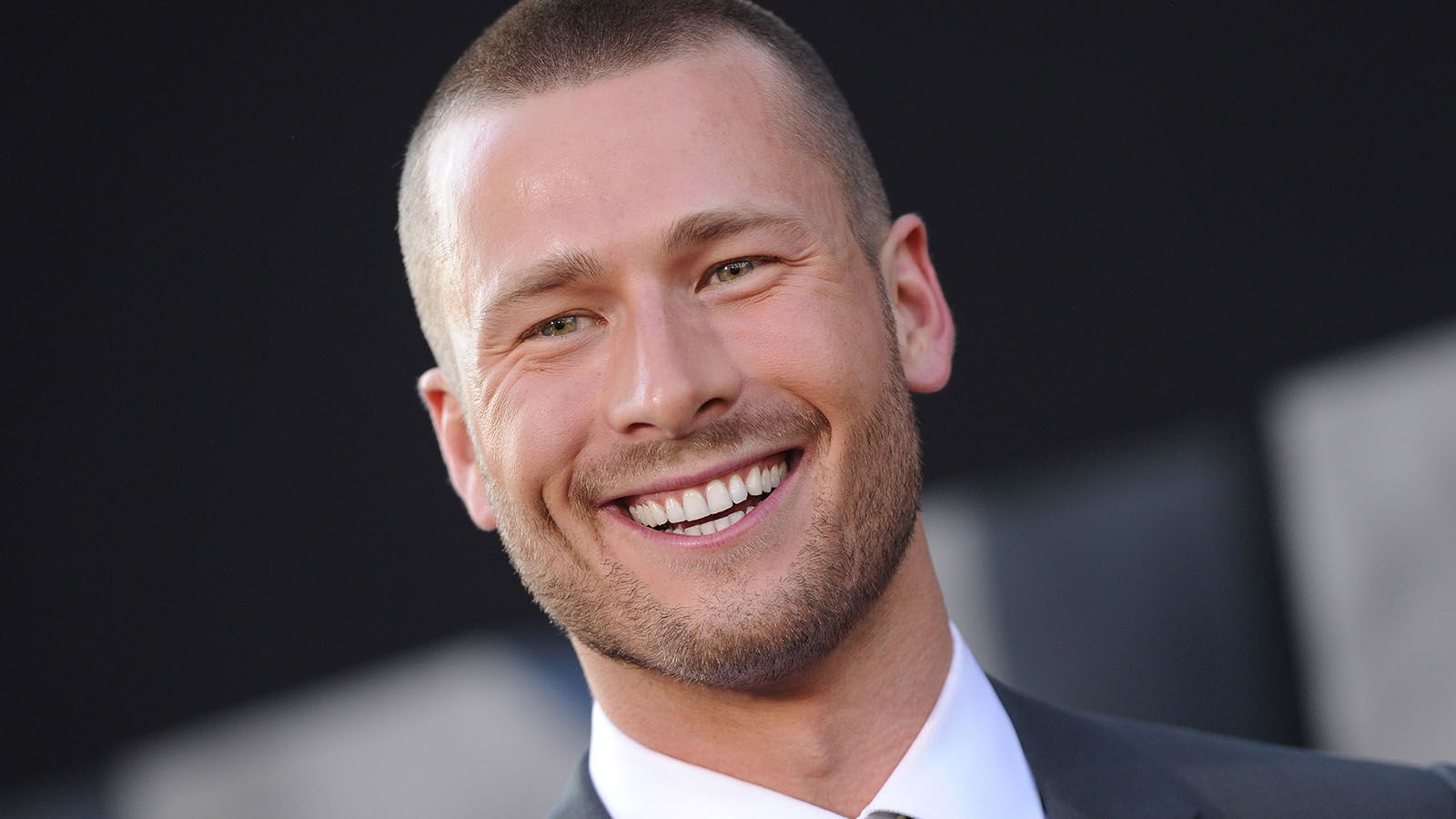 Il sorriso irresistibile di Glen Powell