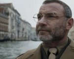 Liev Schreiber e Matilda De Angelis si innamorano nel trailer del film Di là del fiume e tra gli alberi