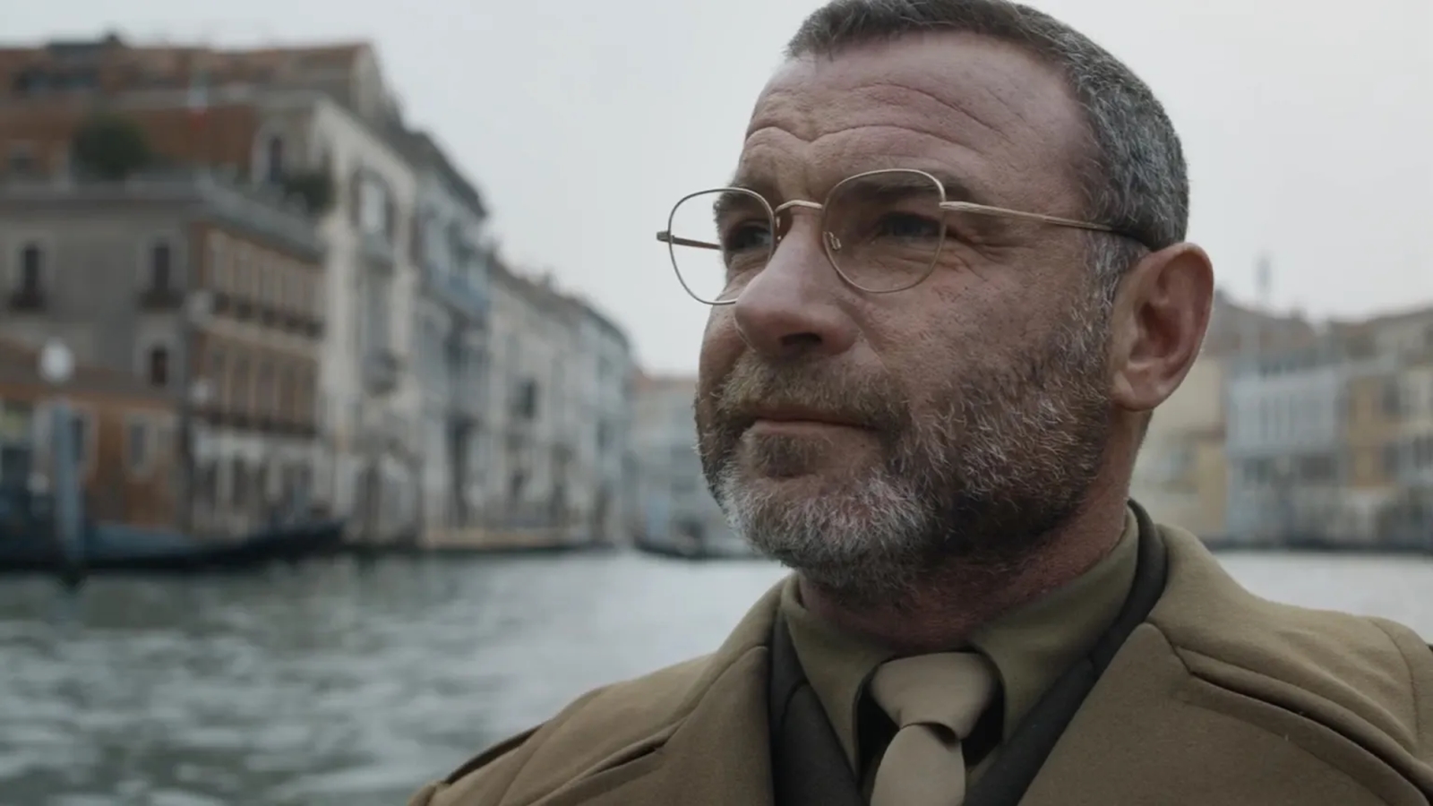 Liev Schreiber Di là del fiume e tra gli alberi