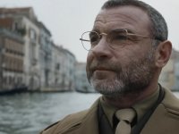 Liev Schreiber e Matilda De Angelis si innamorano nel trailer del film Di là del fiume e tra gli alberi