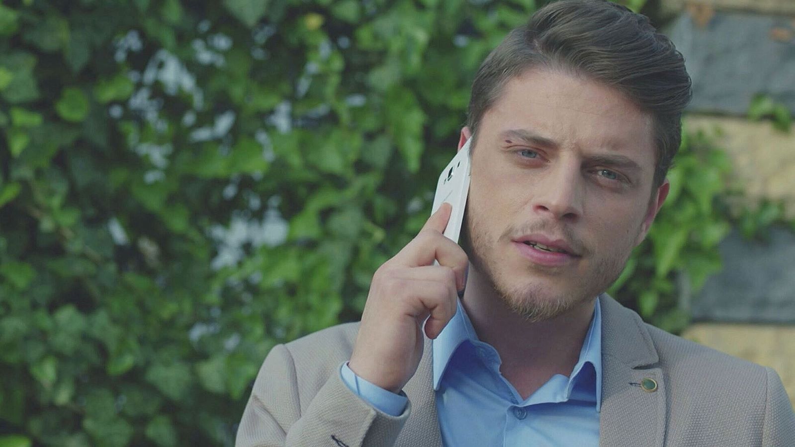 Tufan al telefono in una scena di Endless Love