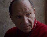 Conclave: nel primo trailer con Ralph Fiennes la scelta del nuovo Papa viene complicata da una cospirazione