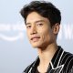 Top Gun: Maverick, tagliate le battute di Manny Jacinto: 'Tom Cruise scrive storie solo per Tom Cruise'