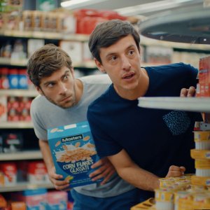 Amici per caso: Filippo Contri e Filippo Tirabassi si nascondo dietro gli scaffali del supermercato