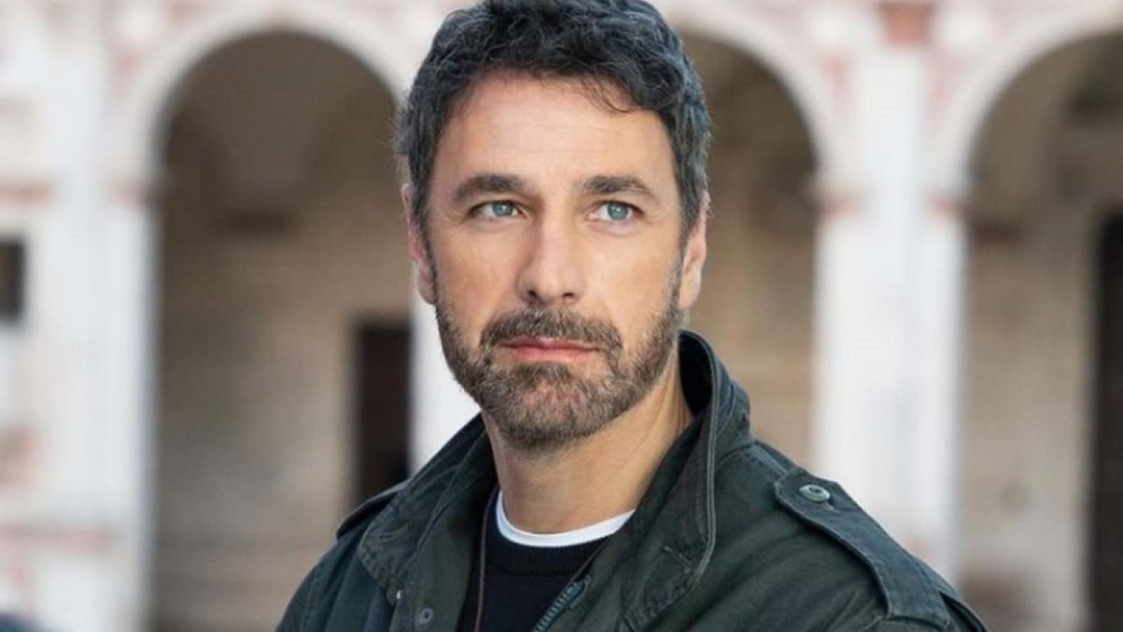 Raoul Bova in una foto sul set di Don Matteo