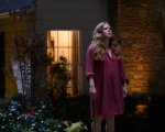 Amy Adams è una casalinga convinta di stare diventando un cane nelle foto di Nightbitch