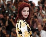 Priscilla Presley porta gli ex soci in tribunale: l'accusa è di abuso finanziario