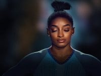 Simone Biles Rising: verso le Olimpiadi, la recensione: la sofferenza mentale è un corpo che cade