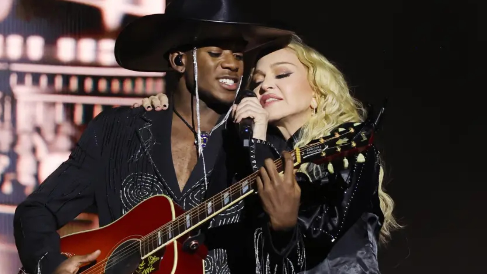 Un'immagine di David Banda insieme a Madonna durante un concerto