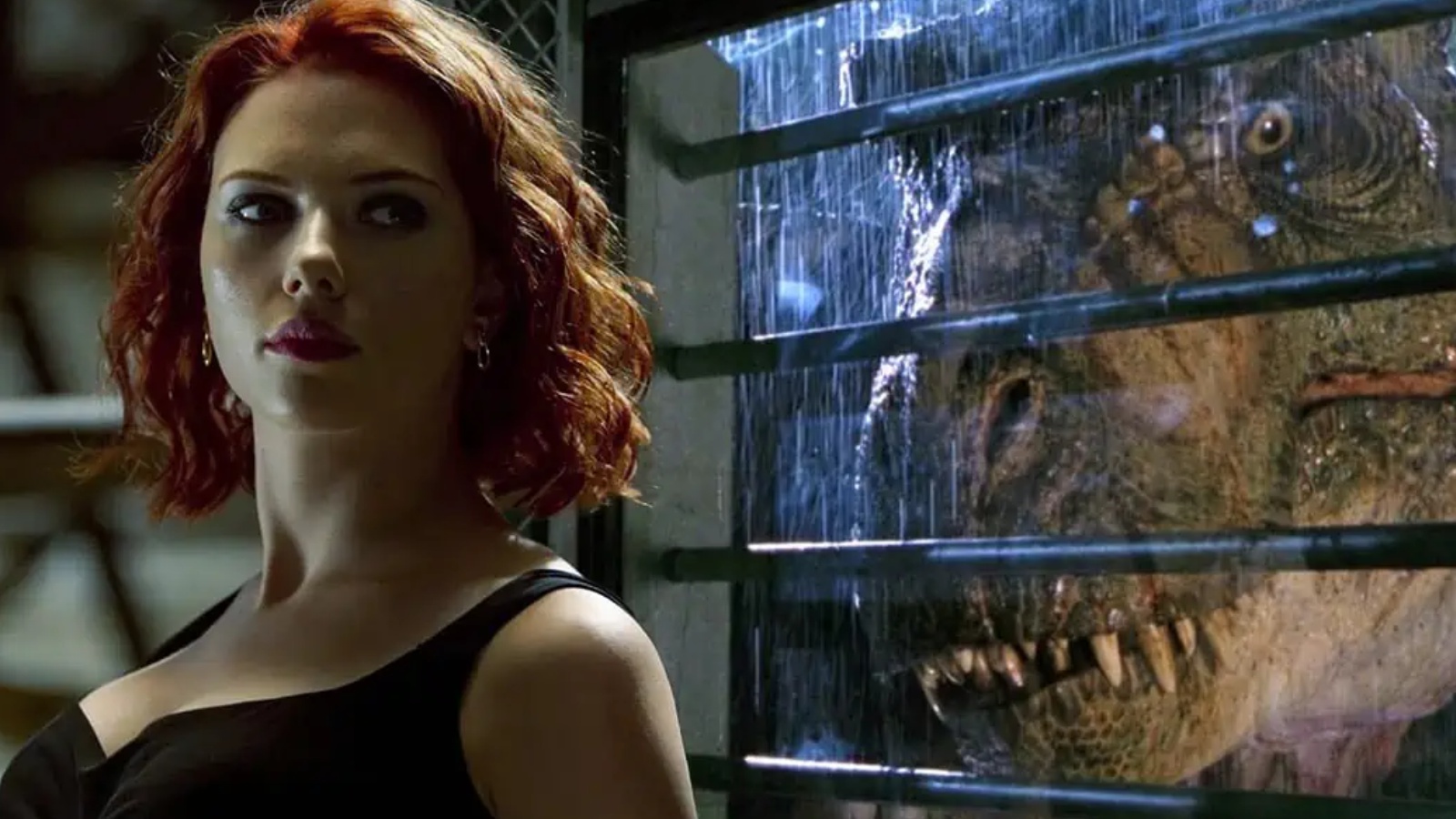 Scarlett Johansson ritratta insieme al celebre T-Rex di Jurassic Park