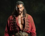 Can Yaman sul set di Sandokan nella nuova foto su Instagram. Ma il suo profilo è ancora chiuso