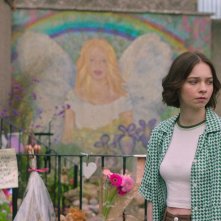 Emma Myers in una scena di Come uccidono le brave ragazze