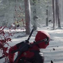 Deadpool & Wolverine: Ryan Reynolds in una scena d'azione dove Deadpool sfoggia le sue katana