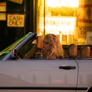 MaXXXine: Mia Goth in un frame del film