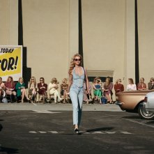 MaXXXine: Mia Goth in una scena tratta dal film