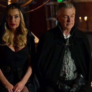 Il magico mondo di Billie: Valeria Marini e Alec Baldwin in una scena
