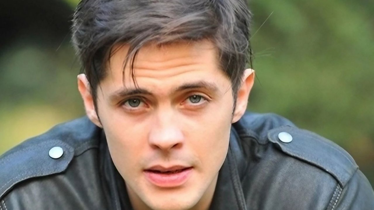 Una foto di Serkay Tütüncü che interpreta Ozan