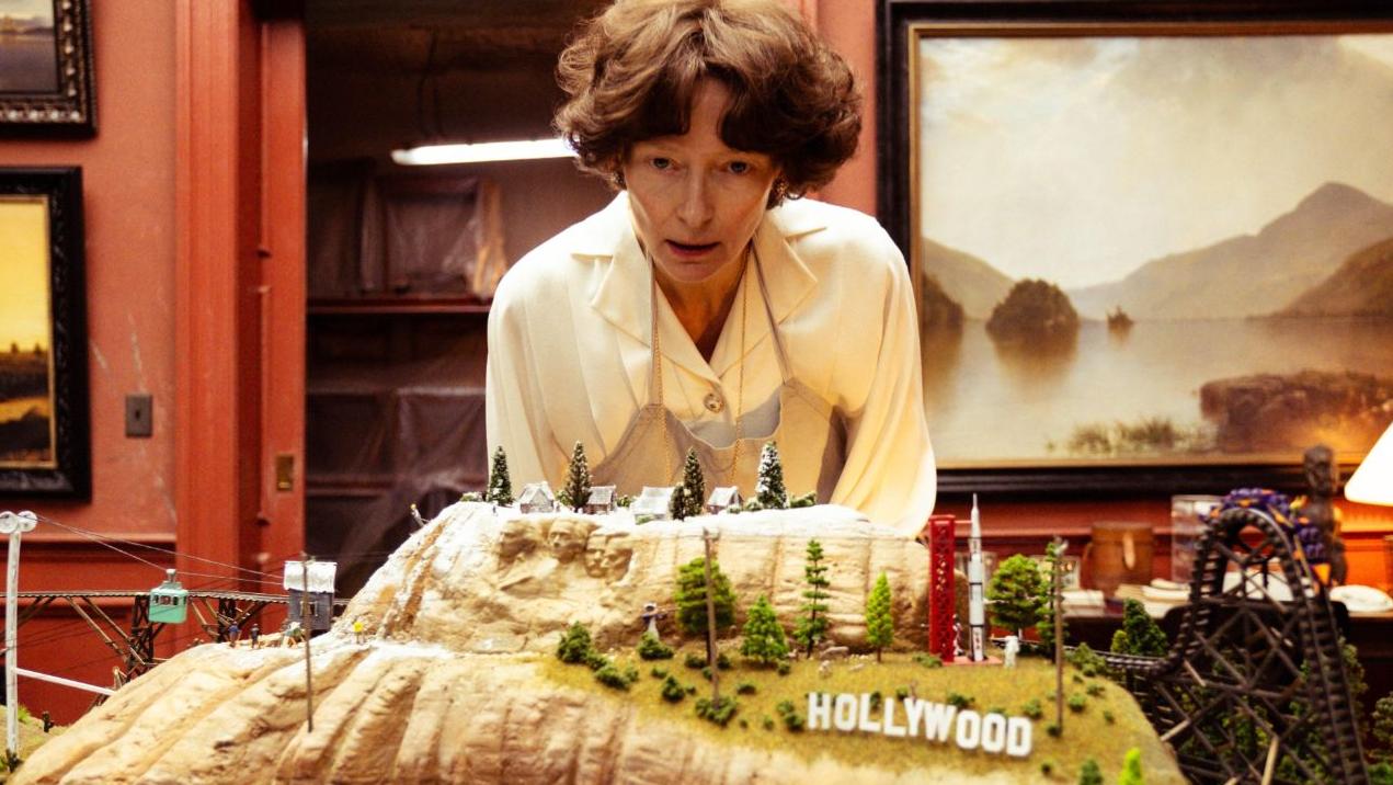 Tilda Swinton davanti a un plastico di Hollywood