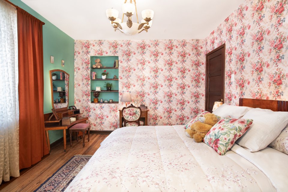 01 Airbnb Uglybetty Bedroom  Credit Renata Bolivar