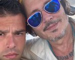 Fedez insieme a Johnny Depp: le foto da St. Tropez scatenano i commenti dei fan