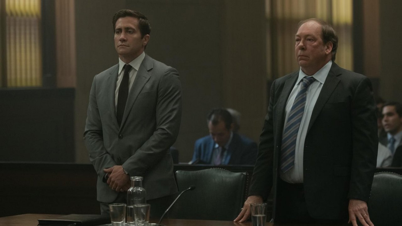 Jake Gyllenhaal e Bill Camp in una scena di Presunto Innocente