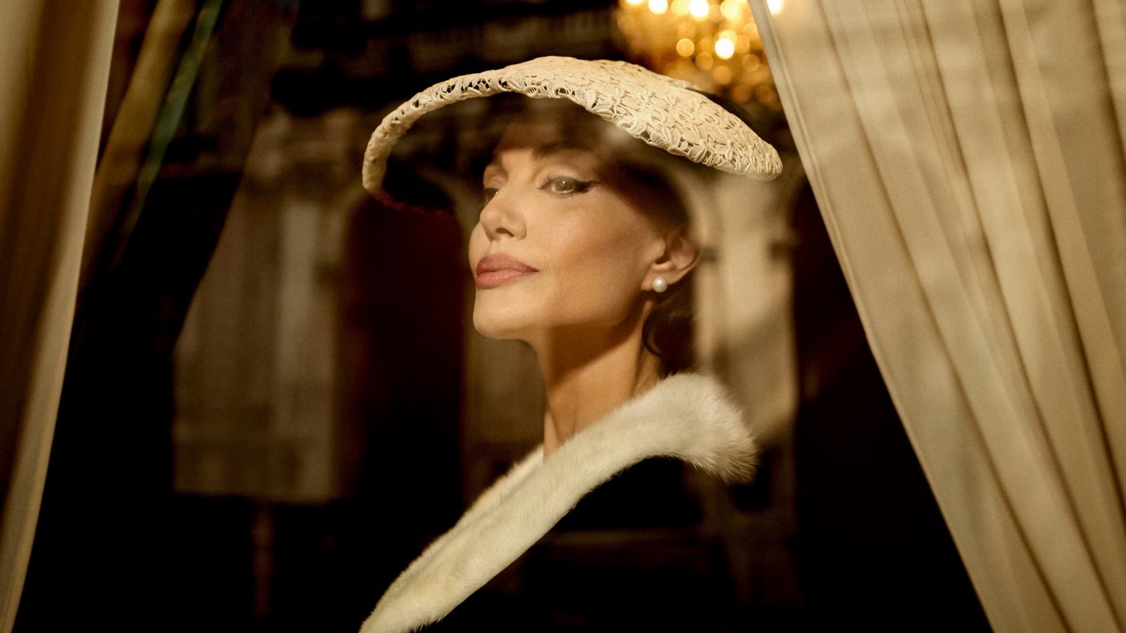 Angelina Jolie interpreta Maria Callas nel film Maria