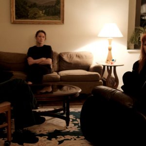 His Three Daughters: Elizabeth Olsen, Natasha Lyonne e Carrie Coon in una scena