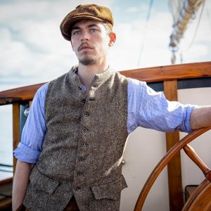 Il Ministero della guerra sporca: Hero Fiennes Tiffin in una scena