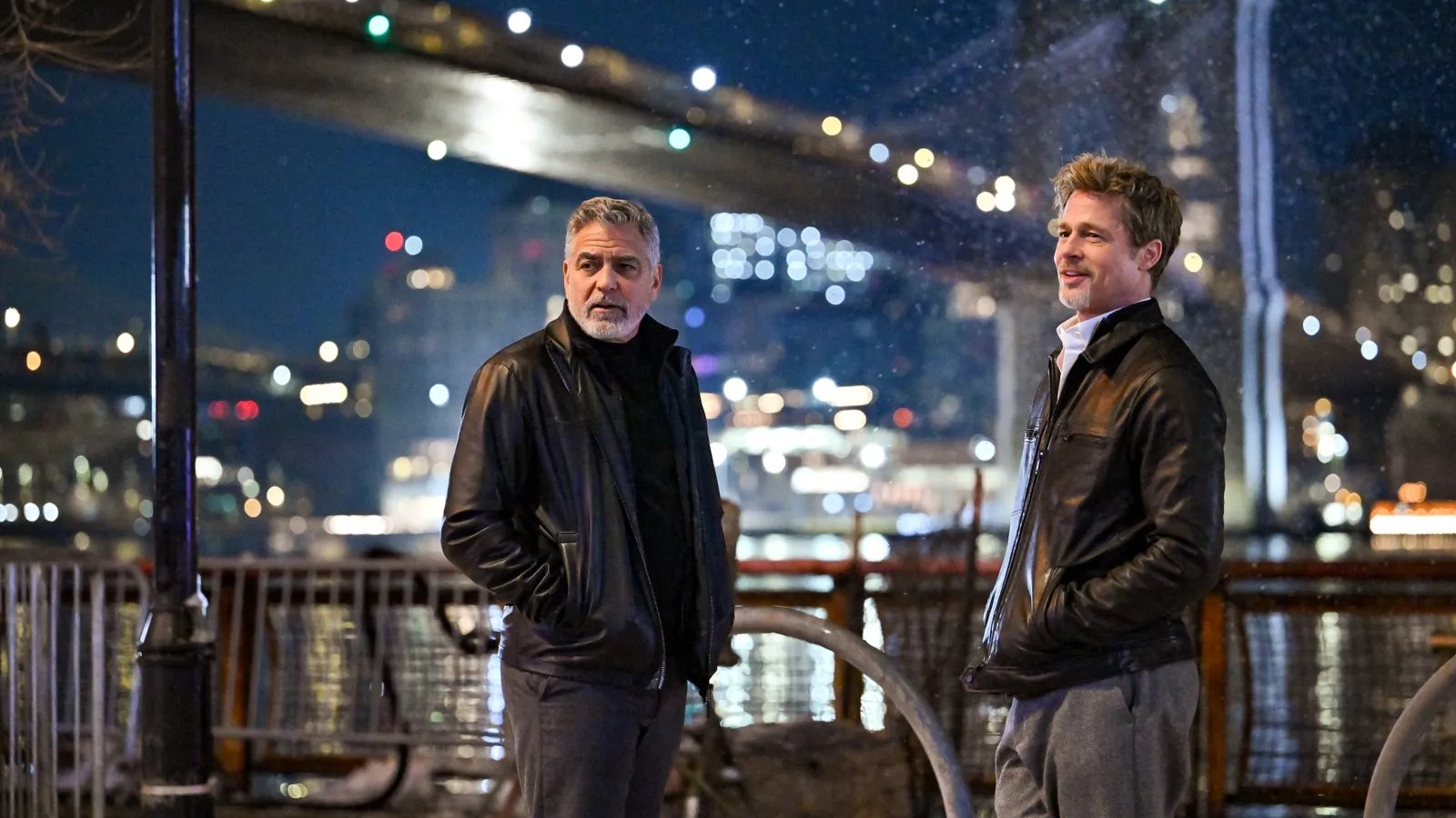 Brad Pitt e George Clooney in giro di notte nella metropoli