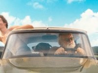 L'ultima settimana di settembre, la recensione: in viaggio con Diego Abatantuono