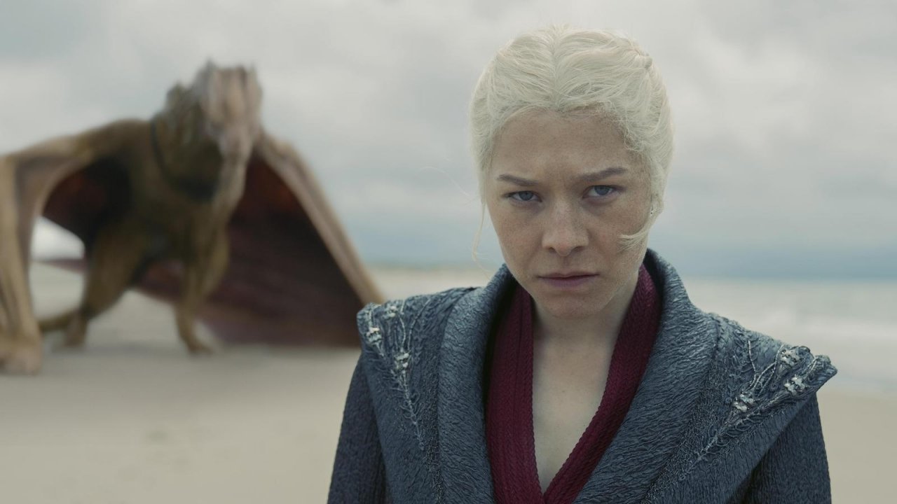 Emma D'Arcy insieme a un drago