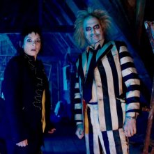 Beetlejuice Beetlejuice: Wyonona Ryder e Michael Keaton in una scena del film