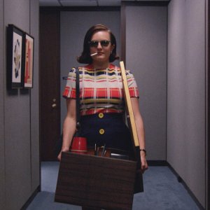 Mad Men: Elisabeth Moss è Peggy Olson in una scena della settima stagione