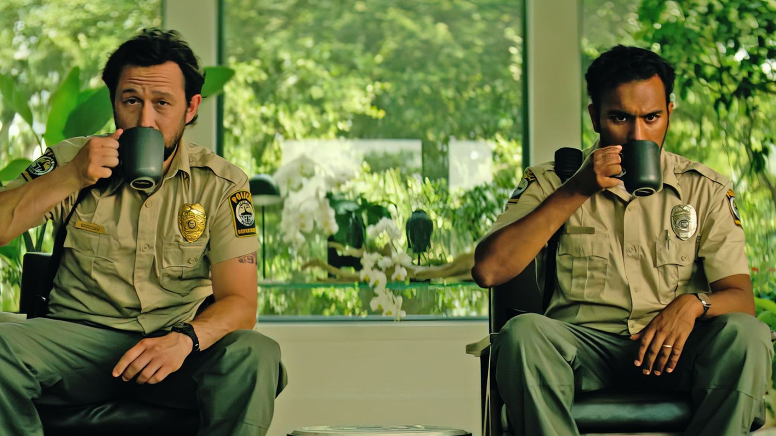 Joseph Gordon-Levitt e Himesh Patel in una scena di Greedy People