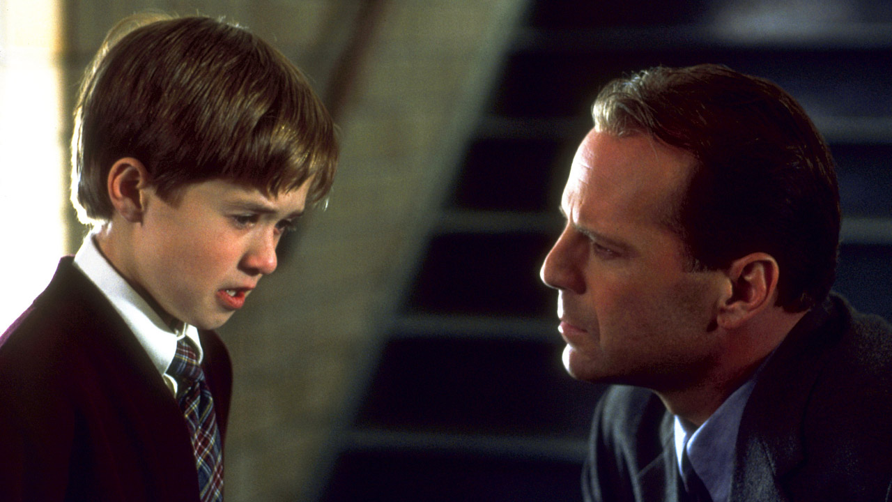 Haley Joel Osment e Bruce Willis in una scena de Il sesto senso