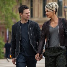 The Union: Mark Wahlberg e Halle Berry in una scena del film