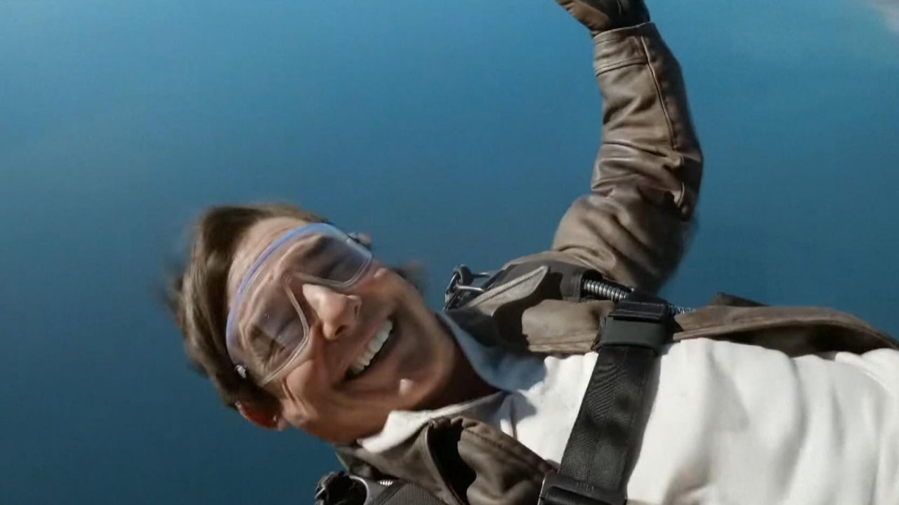 Tom Cruise durante un lancio col paracadute
