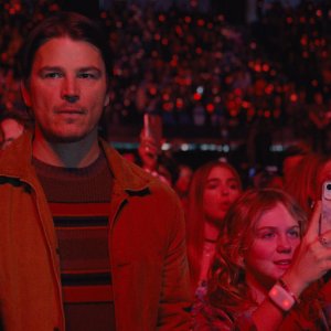 Trap: Josh Hartnett e Ariel Donoghue in una scena