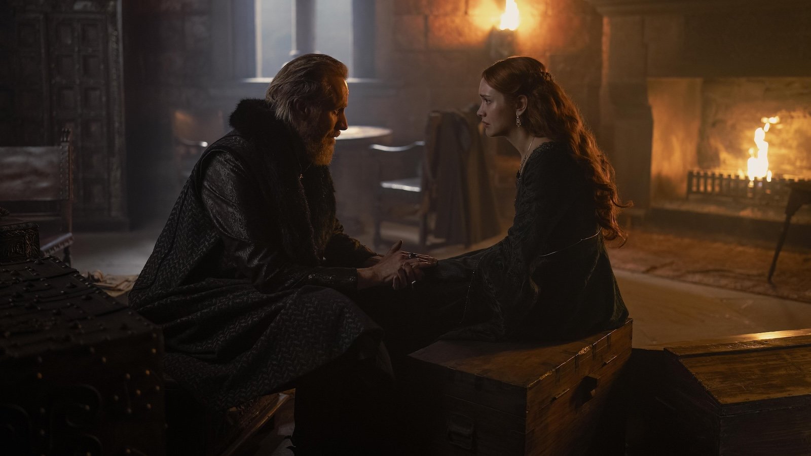 Olivia Cooke e Rhys Ifans in una scena.