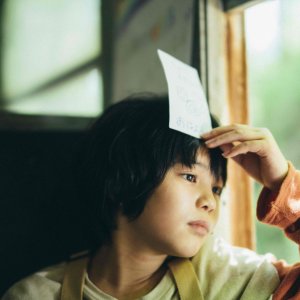L'innocenza: un primo piano di Hinata Hiiragi nel film