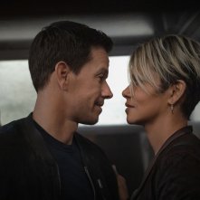 The Union: Halle Berry, Mark Wahlberg in un momento del film