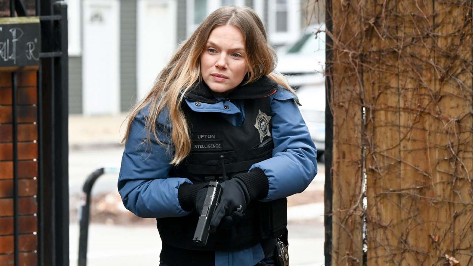 Tracy Spiridakos in una scena di Chicago PD