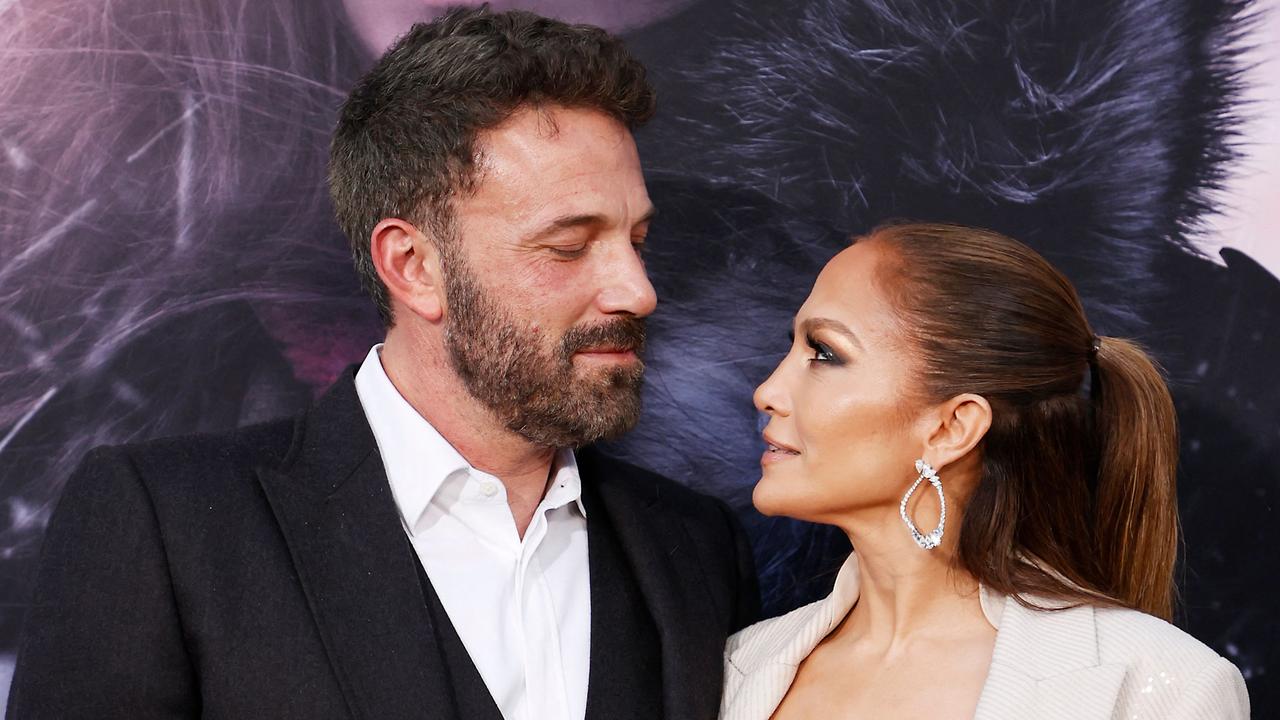 Ben Affleck e Jennifer Lopez sul red carpet di un evento