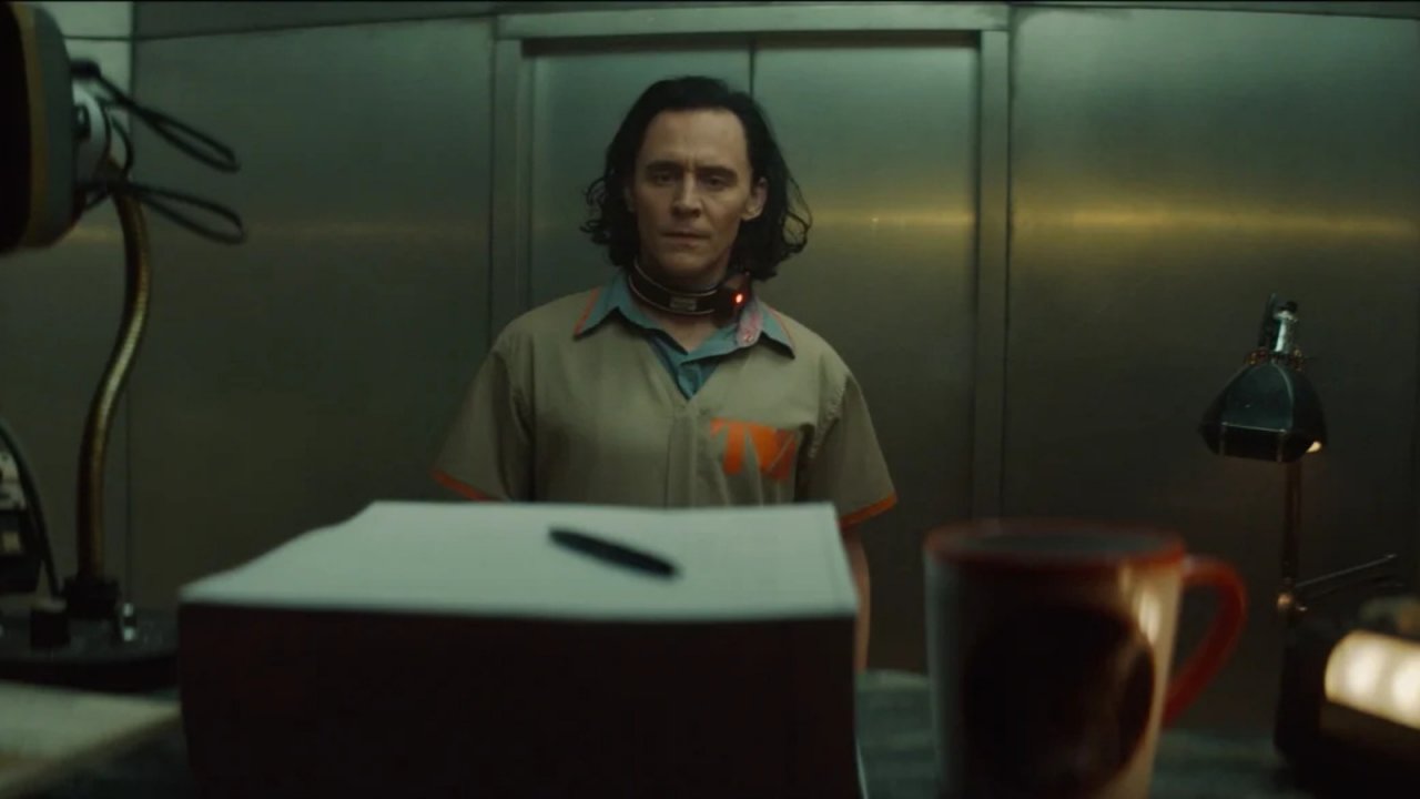 Tom Hiddleston in una scena di Loki.