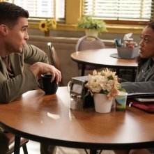Abbott Elementary: Quinta Brunson con Josh Segarra in una scena della serie TV
