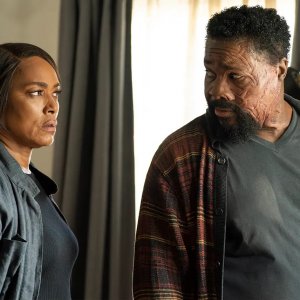 9-1-1: Angela Bassett e Malcolm-Jamal Warner in una scena del finale della settima stagione