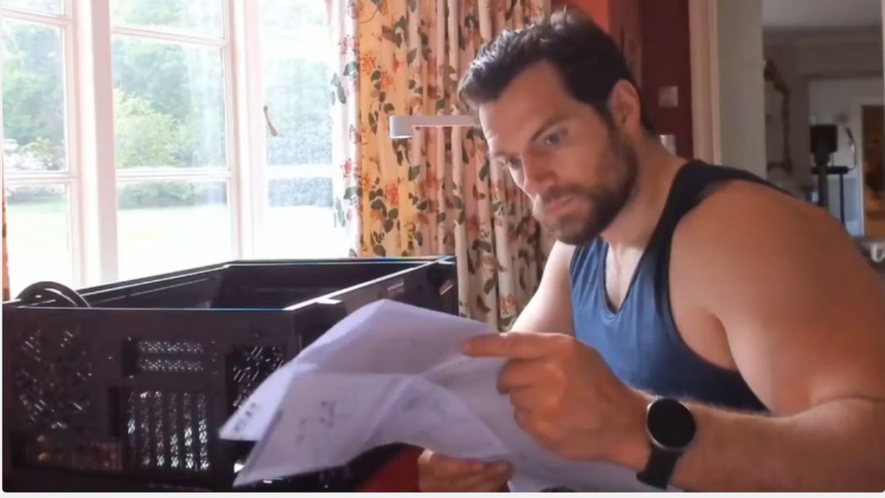 Lo sguardo preoccupato di Henry Cavill