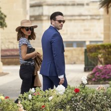 Intrigo a Malta: Nathalie Kelley e Colin Donnell in una scena