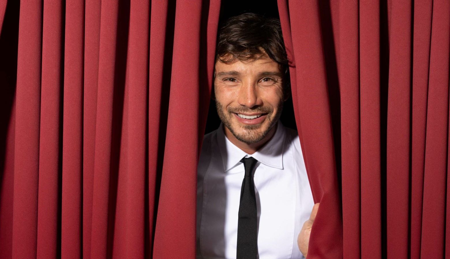 Una foto promozionale di Stefano De Martino